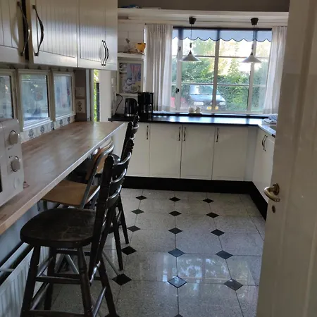 2 Grote Zit Slaapkamers Op De 1e Verdieping